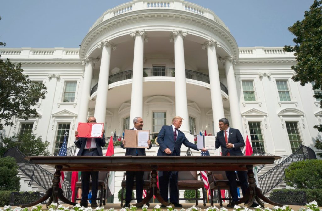 Έπεσαν οι υπογραφές στις συμφωνίες Ισραήλ με ΗΑΕ και Μπαχρέιν