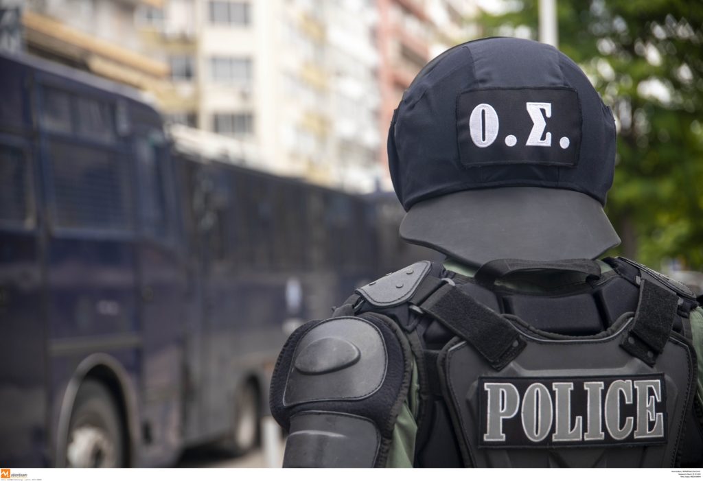 Θεσσαλονίκη: 51 συλλήψεις και 2 τραυματίες μετά από επίθεση της ΕΛ.ΑΣ. σε αντιεξουσιαστές που έσβηναν ακροδεξιά συνθήματα
