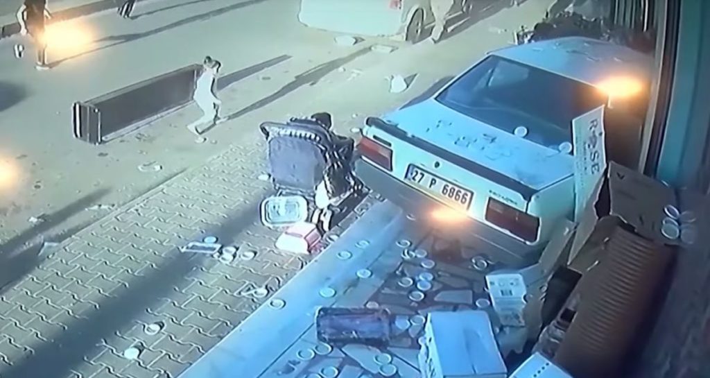Τουρκία: Αυτοκίνητο έπεσε σε κατάστημα – Τρεις τραυματίες (Video)