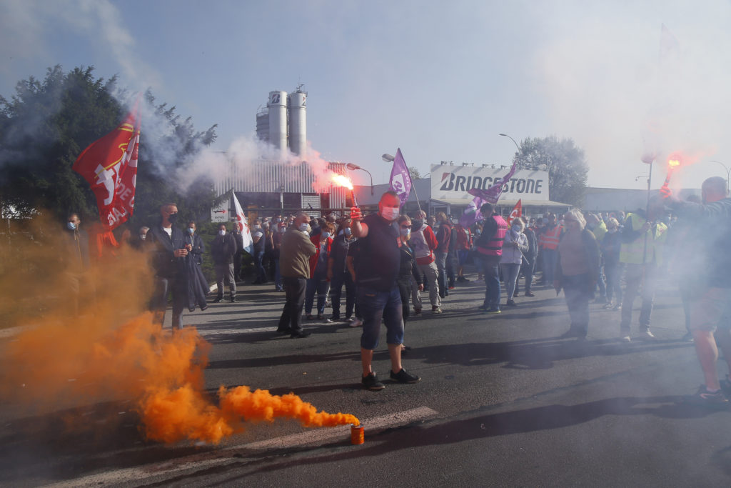 Χιλιάδες διαδηλωτές στο Παρίσι και τη Μασσαλία κατά των απολύσεων (Photos)