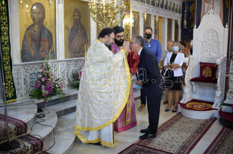 Ο Κουμουτσάκος κοινωνεί και εκθέτει ανεπανόρθωτα την κυβέρνηση (Photo)