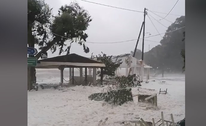 Ιθάκη: Ανυπολόγιστες ζημιές από τον Ιανό – Γέμισε αφρούς παραλία του νησιού (Videos)