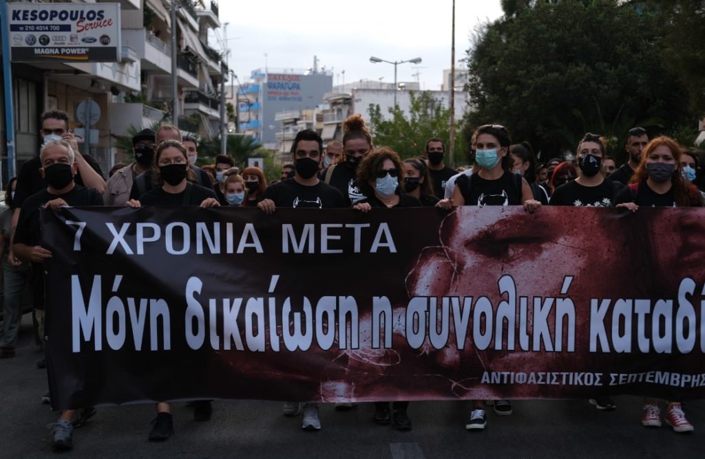 Χιλιάδες στόματα συντάραξαν τον Πειραιά φωνάζοντας «Δεν είναι αθώοι» (Photos)