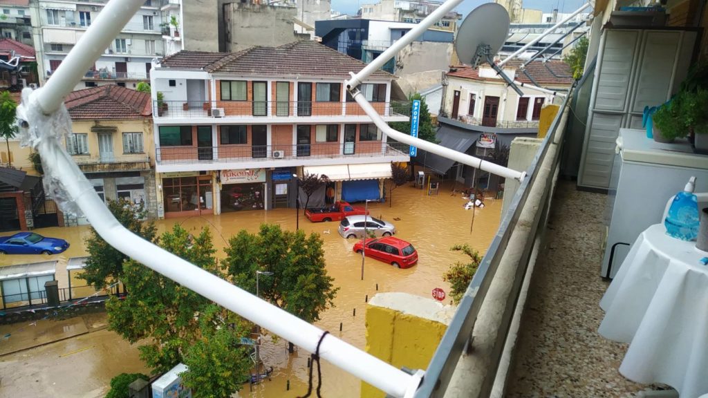 Ιανός: Πάνω από 19 εκατ. βροχής στην Καρδίτσα – Ποιες περιοχές «βούλιαξαν», πού κινείται η κακοκαιρία (Video/Πίνακες/Χάρτης)