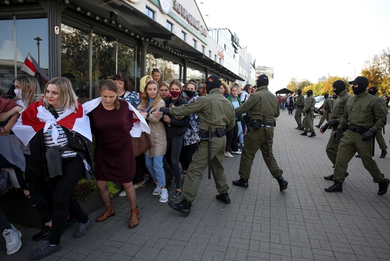 Λευκορωσία: Εκατοντάδες διαδηλώτριες συνελήφθησαν σε πορεία γυναικών
