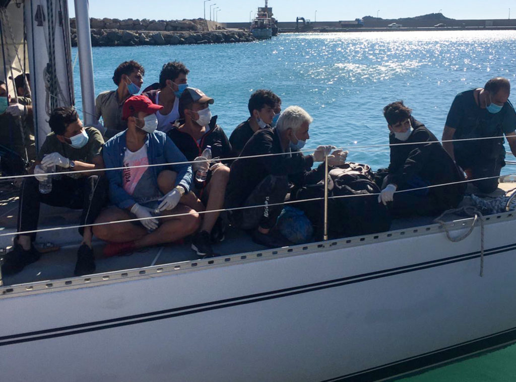 Στο κλειστό κολυμβητήριο Ακρωτηρίου μεταφέρθηκαν οι πρόσφυγες που προσέγγισαν στο λιμάνι της Γαύδου