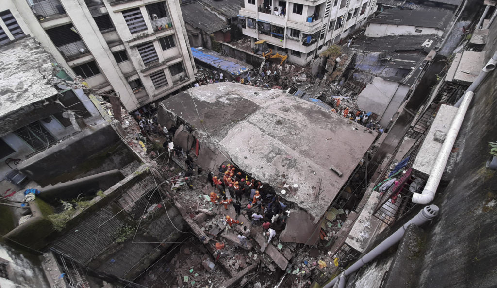 Τουλάχιστον 35 νεκροί από την κατάρρευση τριώροφου κτιρίου στην Ινδία
