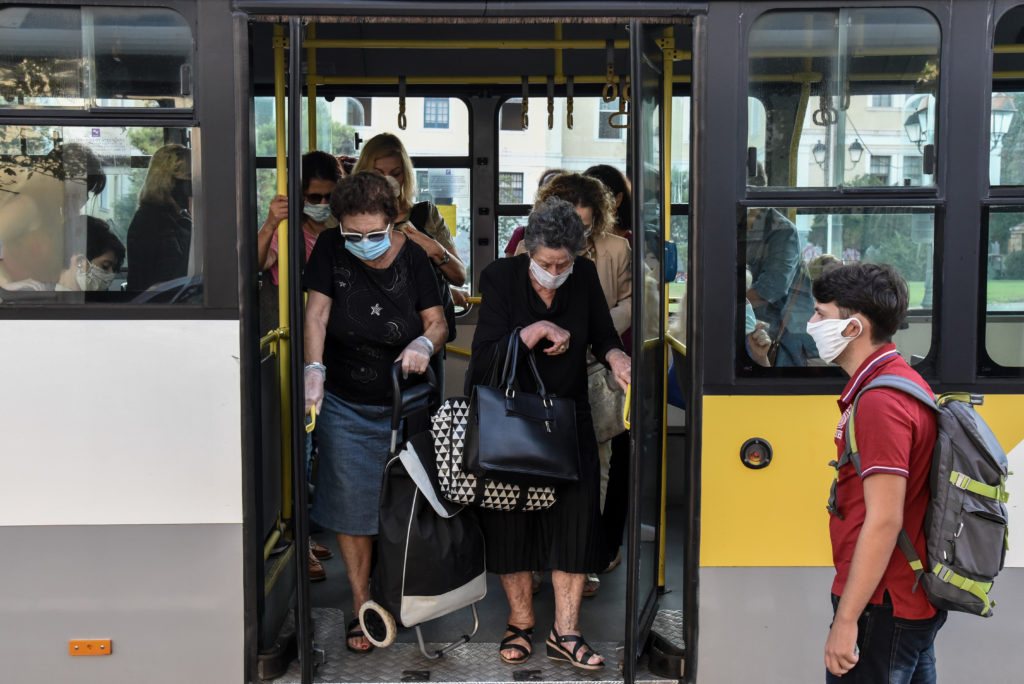 Ο υφυπουργός Μεταφορών παραδέχεται πως δεν μπορούν να τηρηθούν οι αποστάσεις μέσα στα ΜΜΜ (Video)