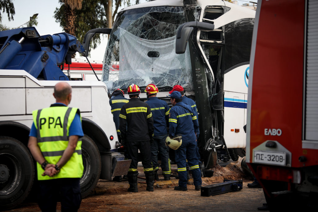 Τουριστικό λεωφορείο έπεσε σε κολόνα στην Ακτή Μιαούλη – Απεγκλωβίστηκε ο οδηγός μετά από 2,5 ώρες (Video)