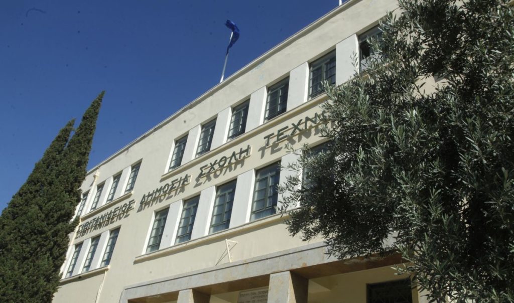 Στο «κόκκινο» η Σιβιτανίδειος με τμήματα που φτάνουν και… τους 31 μαθητές