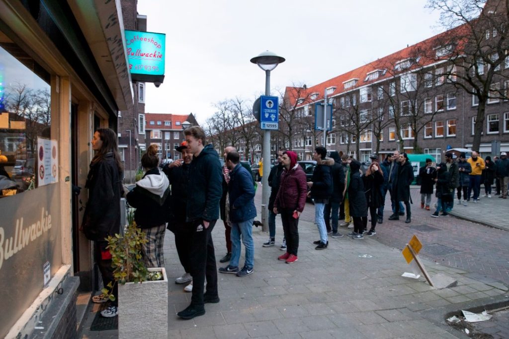 Νέο αρνητικό ρεκόρ κρουσμάτων κορονοϊού στην Ολλανδία
