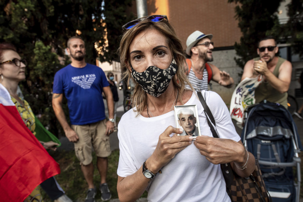 Ιταλία: Υποχρεωτική η μάσκα σε ανοικτούς χώρους σε αρκετές περιοχές της χώρας