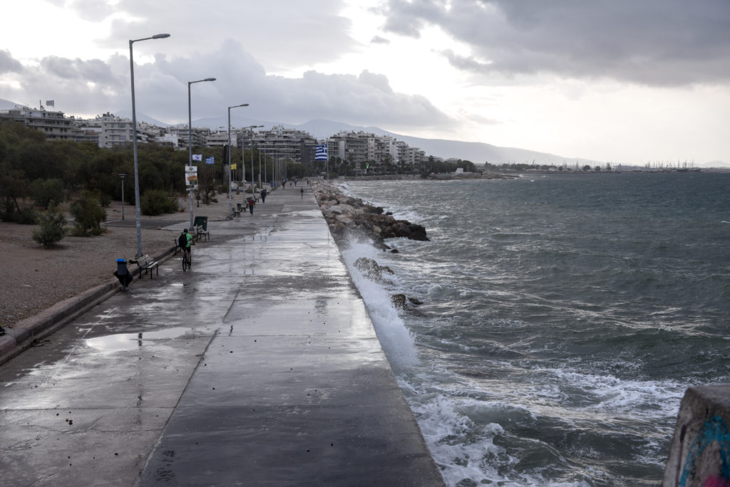 Έρχεται κακοκαιρία με βροχές καταιγίδες και πτώση της θερμοκρασίας