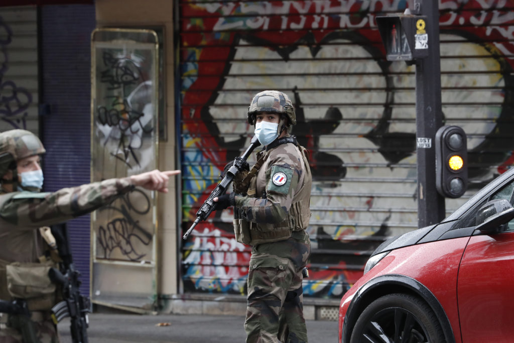 Επίθεση με μαχαίρι κοντά στα πρώην γραφεία του Charlie Hebdo – Τέσσερις τραυματίες (Photos)