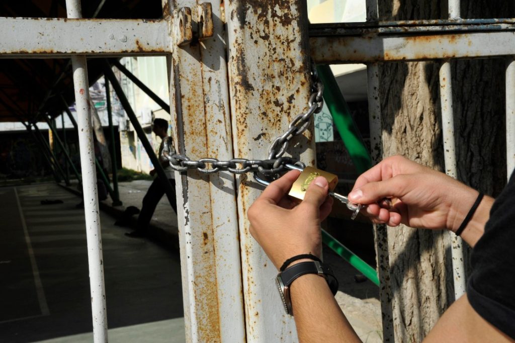 Μαθήτρια λυκείου γκρεμίζει την προπαγάνδα περί αρνητών της μάσκας στις καταλήψεις (Ηχητικό)