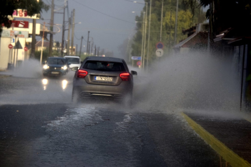 Kαιρός: Ψυχρό μέτωπο πλήττει τη χώρα με βροχές και καταιγίδες – Ποιες περιοχές θα πληγούν τις επόμενες ώρες (Χάρτες)