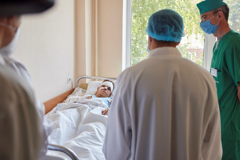 Ουκρανία: Ο πρόεδρος Ζελένσκι επισκέφθηκε στο νοσοκομείο τον μοναδικό επιζώντα της αεροπορικής τραγωδίας