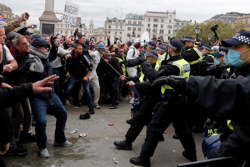 Λονδίνο: Συγκρούσεις αστυνομικών με διαδηλωτές κατά των νέων περιοριστικών μέτρων, στην πλατεία Τραφάλγκαρ