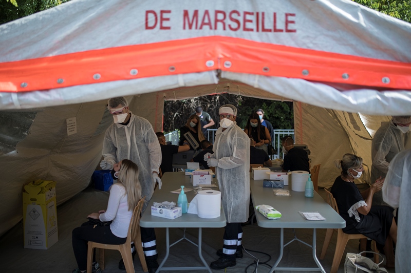 Φούντωσε και πάλι ο ιός σε Γαλλία και Ιταλία
