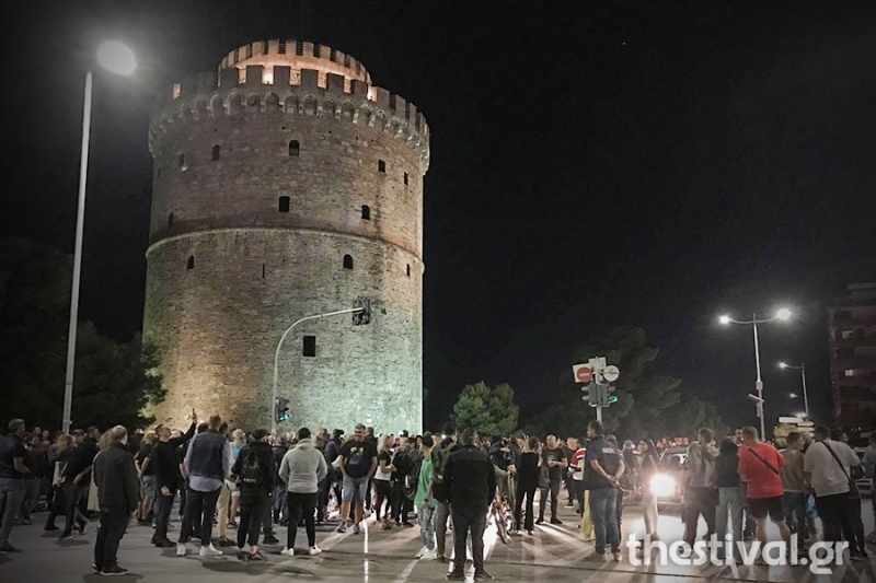 Θεσσαλονίκη: Μεταμεσονύχτια διαμαρτυρία για το κλείσιμο στις 12 (video -εικόνες)