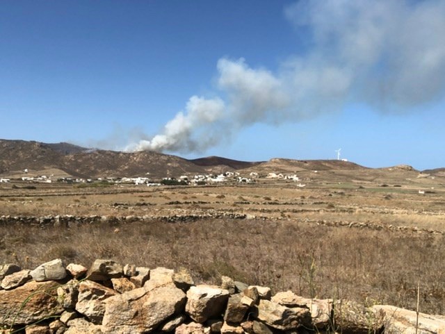 Μύκονος: Μεγάλη φωτιά, επιχειρούν μόλις 6 πυροσβέστες με ένα όχημα (Video)