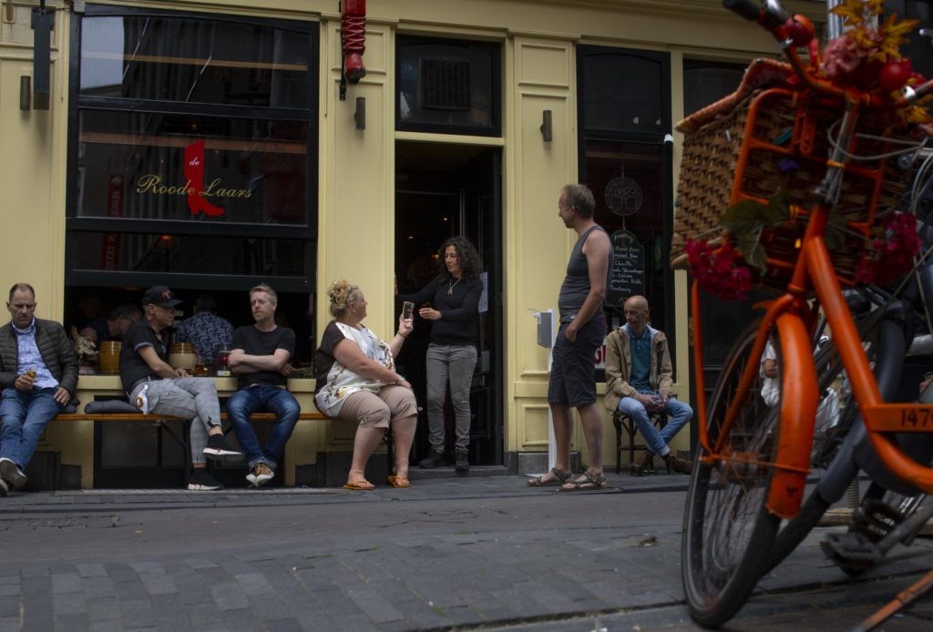 Ολλανδία – κορονοϊός: Κλείνουν μπαρ και εστιατόρια από τις 10 το βράδυ – Προτροπή για τηλεργασία