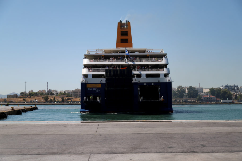 Στο λιμάνι του Λαυρίου το Blue Star Chios που μεταφέρει πρόσφυγες από έξι νησιά του ανατολικού Αιγαίου