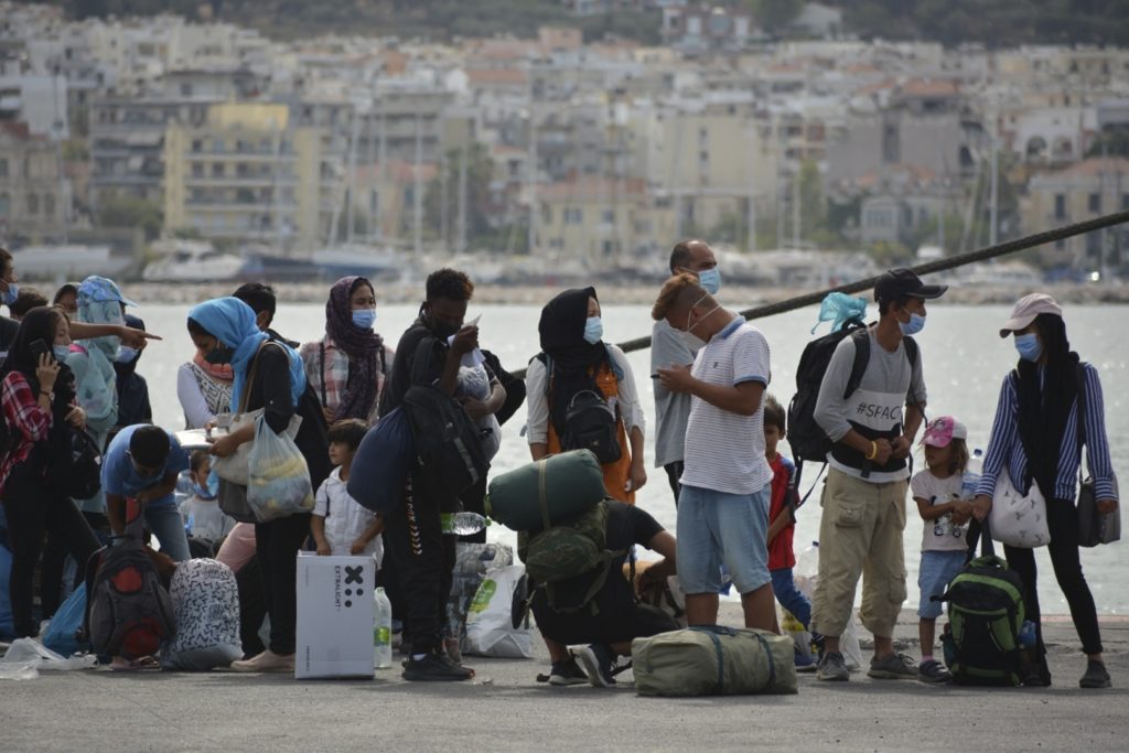 Πάνω από 900 πρόσφυγες μεταφέρονται από τα νησιά στην ηπειρωτική Ελλάδα