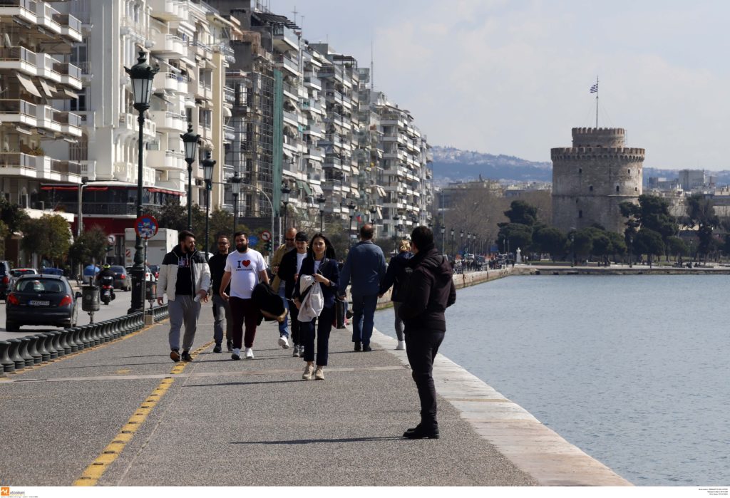 Καμπανάκι για τα αυξημένα κρούσματα στη Θεσσαλονίκη – Έκτακτη τηλεδιάσκεψη για νέα μέτρα