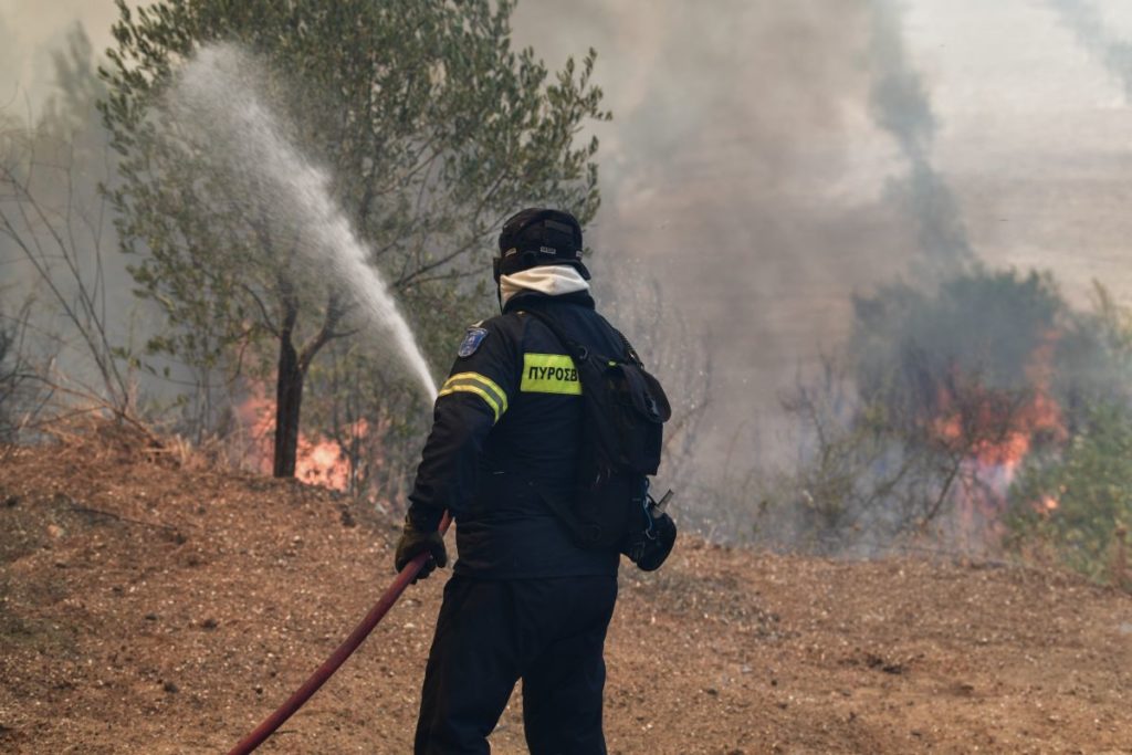 Συναγερμός στην πυροσβεστική: Φωτιά ανάμεσα σε Σπάτα και Αρτέμιδα