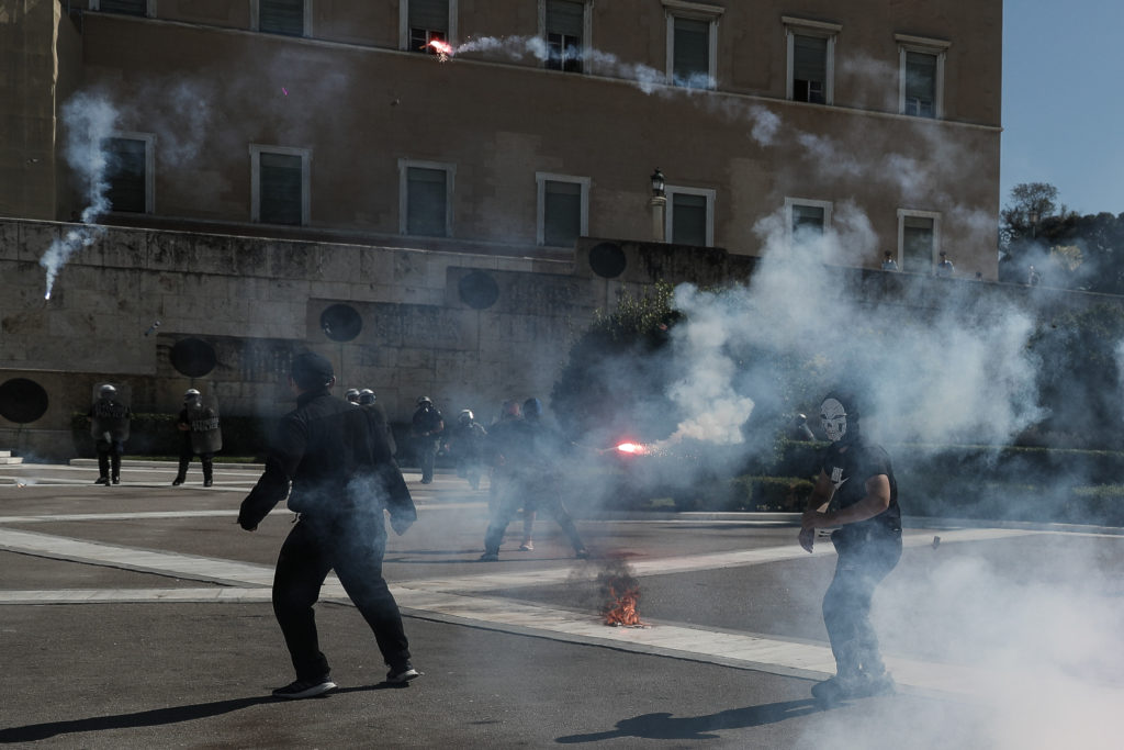 Ένταση με μολότοφ και κρότου λάμψης στο πανεκπαιδευτικό συλλαλητήριο στο κέντρο της Αθήνας (Photos)