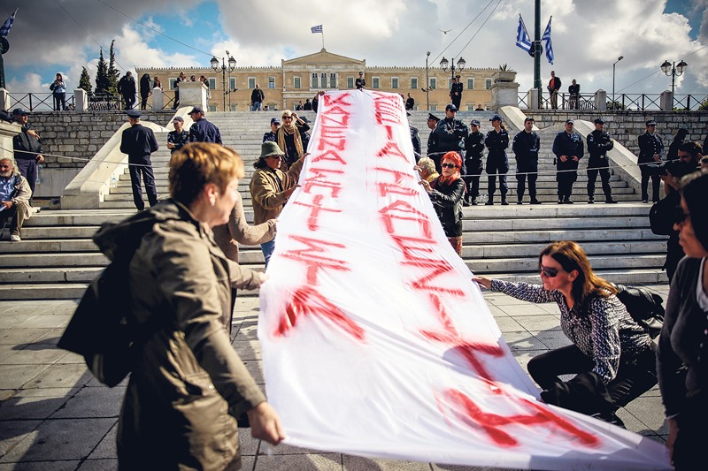 Κυβέρνηση και τράπεζες δένουν χειροπόδαρα τους δανειολήπτες