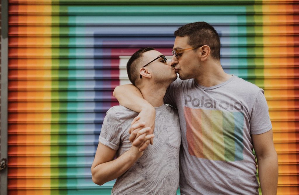 Ομοφυλόφιλοι άνδρες κατέλαβαν το hashtag της ακροδεξιάς ομάδας Proud Boys και κάλυψαν το μίσος με αγάπη (Photos)