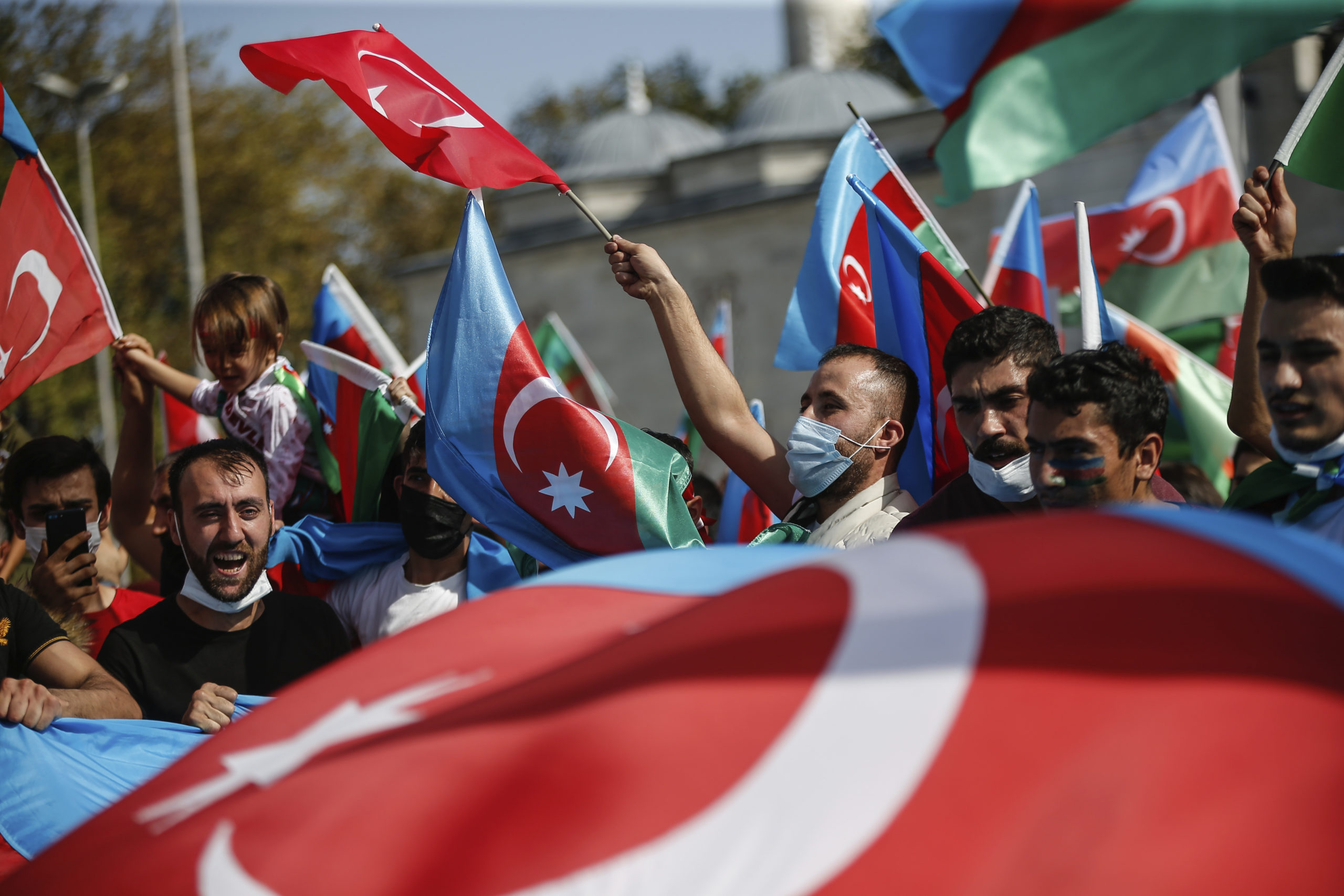 Турция на стороне россии. Турецкий флаг в Карабахе. Армения Турция. Турки поддерживают Азербайджан. Ереван Анкара.