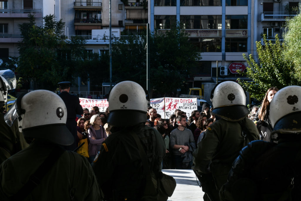 Το Σωματείο Ελλήνων Ηθοποιών και το Σωματείο Εργαζομένων Εθνικού Θεάτρου στη συγκέντρωση για τη δίκη της Χρυσής Αυγής