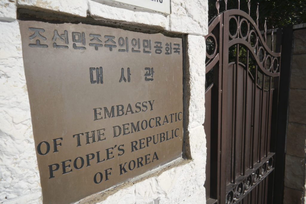 Βορειοκορεάτης πρώην πρεσβευτής, που είχε εξαφανιστεί πριν από 2 χρόνια, αυτομόλησε στη Νότια Κορέα