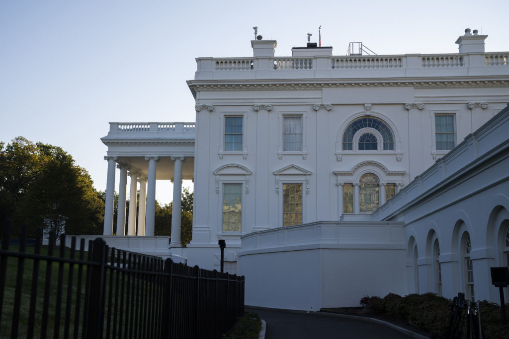 ΗΠΑ: Πληροφορίες για δύο ακόμα κρούσματα κορονοϊού στον Λευκό Οίκο