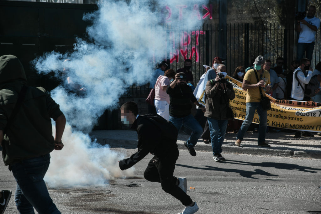 Πανεκπαιδευτικό συλλαλητήριο: Ένταση έξω από το υπουργείο Παιδείας (Video)