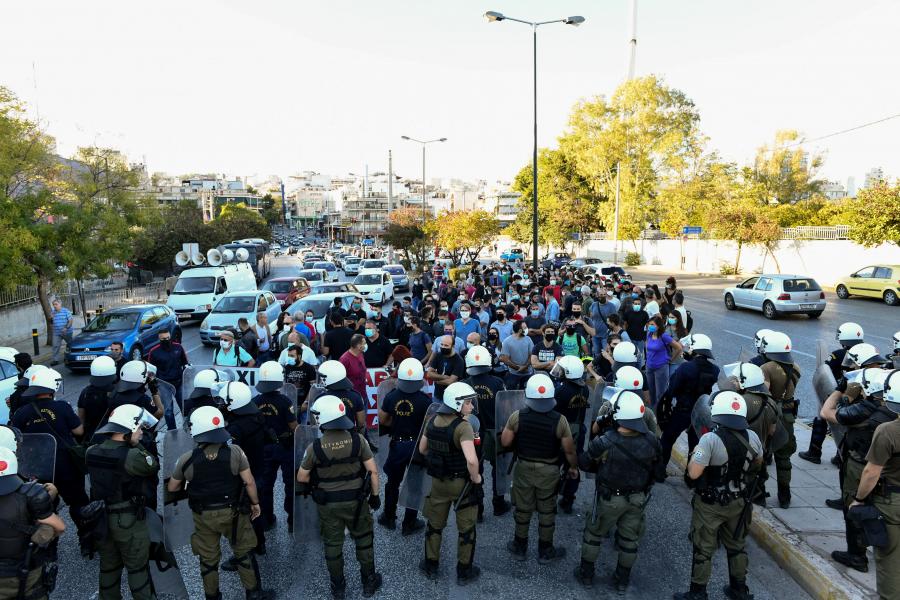 Κρεσέντο αστυνομικής καταστολής – Χημικά και ξύλο έξω από το υπουργείο Προστασίας του Πολίτη