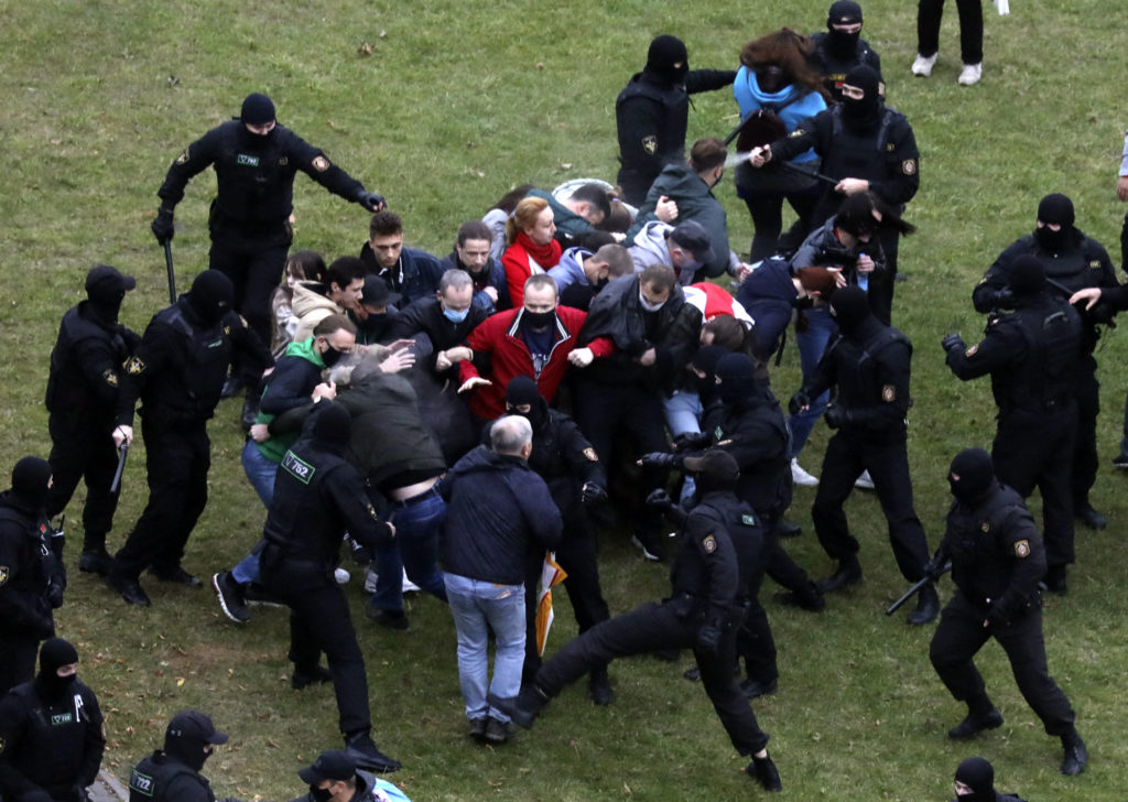 Λευκορωσία: Αστυνομικοί και… κουκουλοφόροι σε μαζικές συλλήψεις διαδηλωτών στο Μινσκ (Photos/Videos)