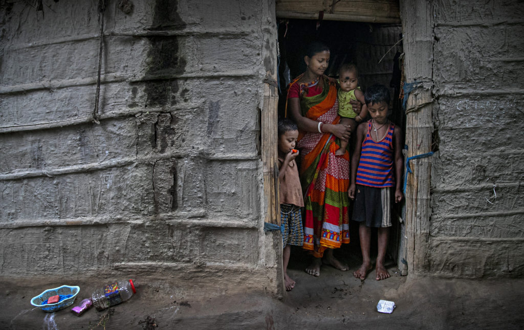 Ινδία: «Στοπ» στις ειδοποιήσεις έξω από τα σπίτια ασθενών με κορονοϊό