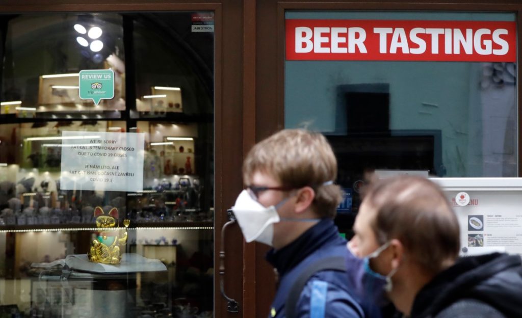 Τσεχία: Ραγδαία άνοδος των κρουσμάτων κορονοϊού – Κλείνουν μπαρ, εστιατόρια και κλαμπ