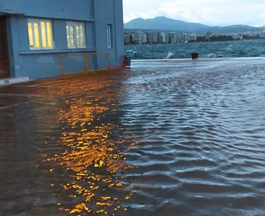 Η κακοκαιρία «χτύπησε» και τη Βόρεια Ελλάδα – Σκεπές ξηλώθηκαν στη Χαλκιδική, βγήκε στη στεριά ο Θερμαϊκός