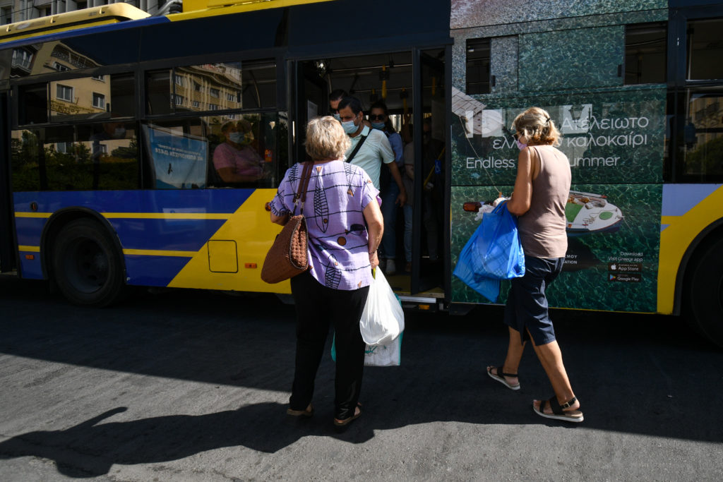 Καθυστερήσεις σε δρομολόγια λεωφορείων και τρόλεϊ – Κλειστός ο σταθμός του μετρό «Πανεπιστήμιο»