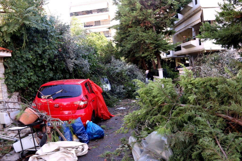 Ανεμοστρόβιλος τελικά «χτύπησε» το Νέο Ηράκλειο