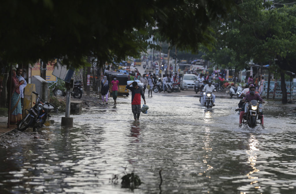 Ινδία: Τουλάχιστον 60 νεκροί, ανυπολόγιστες καταστροφές από τις καταρρακτώδεις βροχοπτώσεις (Photos)