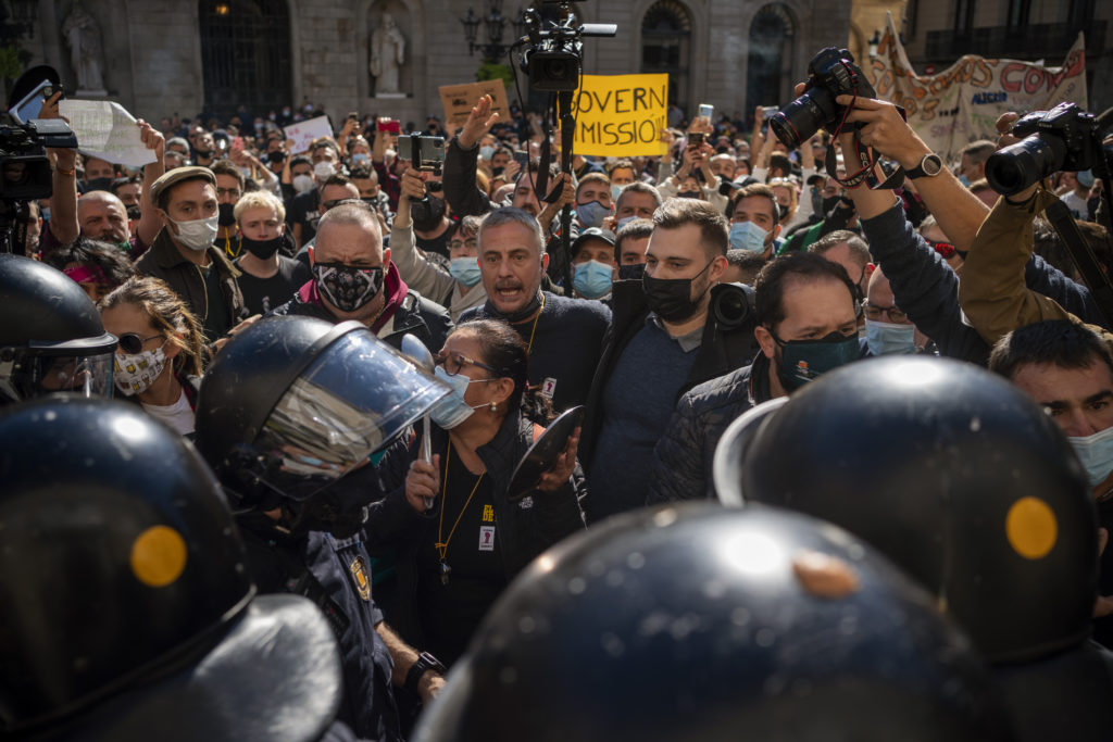 Ισπανία – Βαρκελώνη:  Διαδήλωση κατά του κλεισίματος των μπαρ και των εστιατορίων