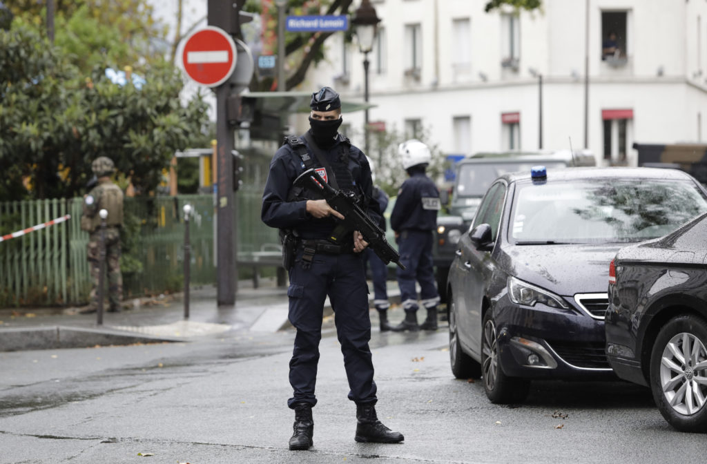 Σοκ στο Παρίσι: Ένοπλος αποκεφάλισε καθηγητή