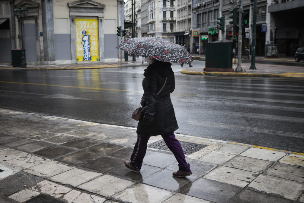 Kαιρός: Σαββατοκύριακο με βροχές και τοπικές καταιγίδες, μικρή πτώση θερμοκρασίας