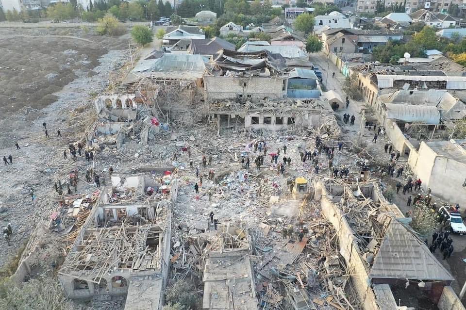 Αρμένιοι και Αζέροι βομβαρδίζουν μεγάλες πόλεις – Πύραυλος διέλυσε πολυκατοικία στο Αζερμπαϊτζάν με 13 νεκρούς (Photos/Videos)